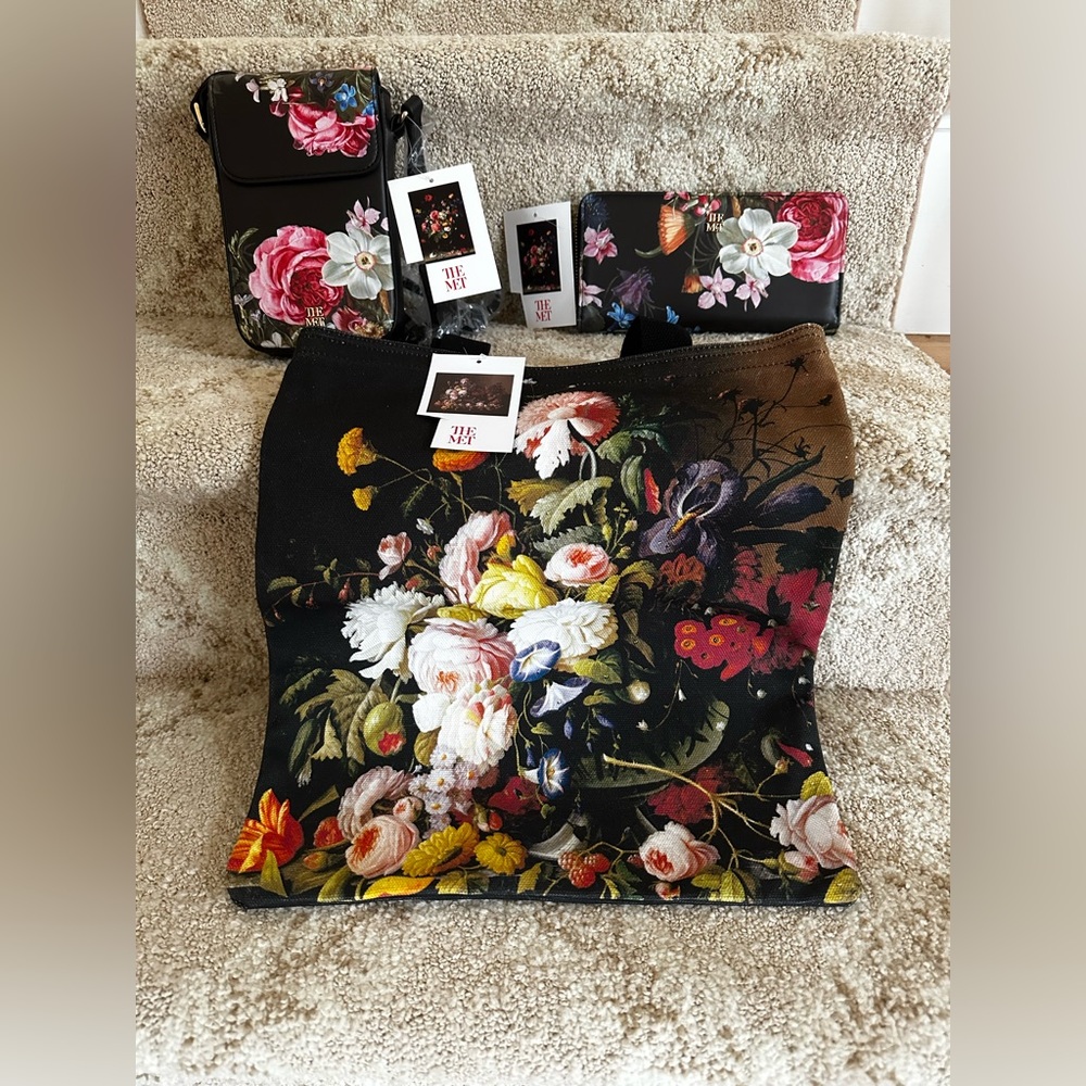 Set from The Met Museum store: wallet, small crossbody purse and canvas tote bag